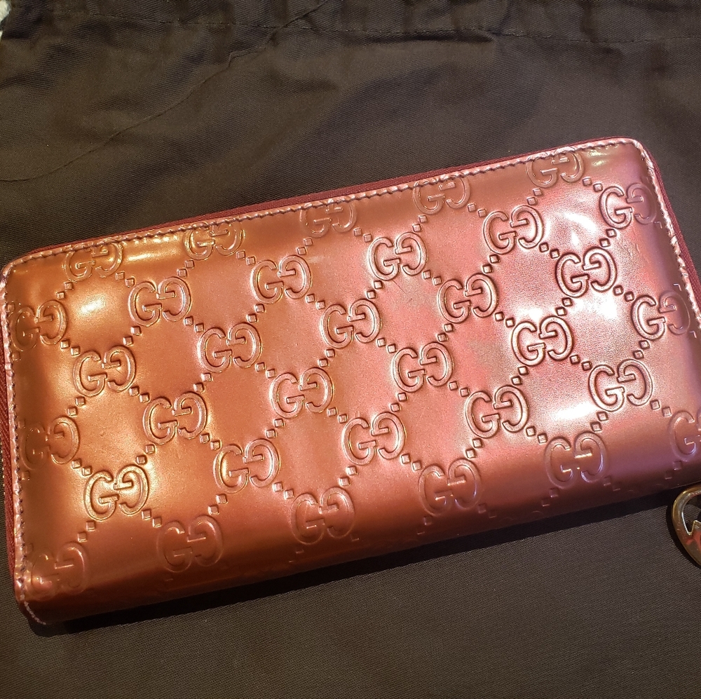 Gucci - Metallic Guccissima Heart logo zip around